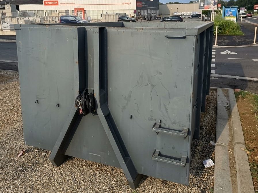 Benne 10 m³ chargée de gravats et de blocs de béton