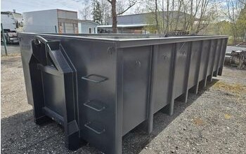 Grande benne 15 m³ vide sur un chantier