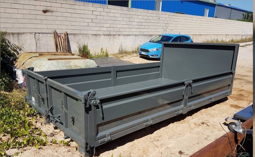 Mini-benne 3 m³ vide posée sur un chantier