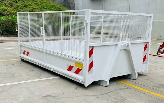 Benne ampliroll 8 m³ blanche vide, prête pour un chargement d'encombrants